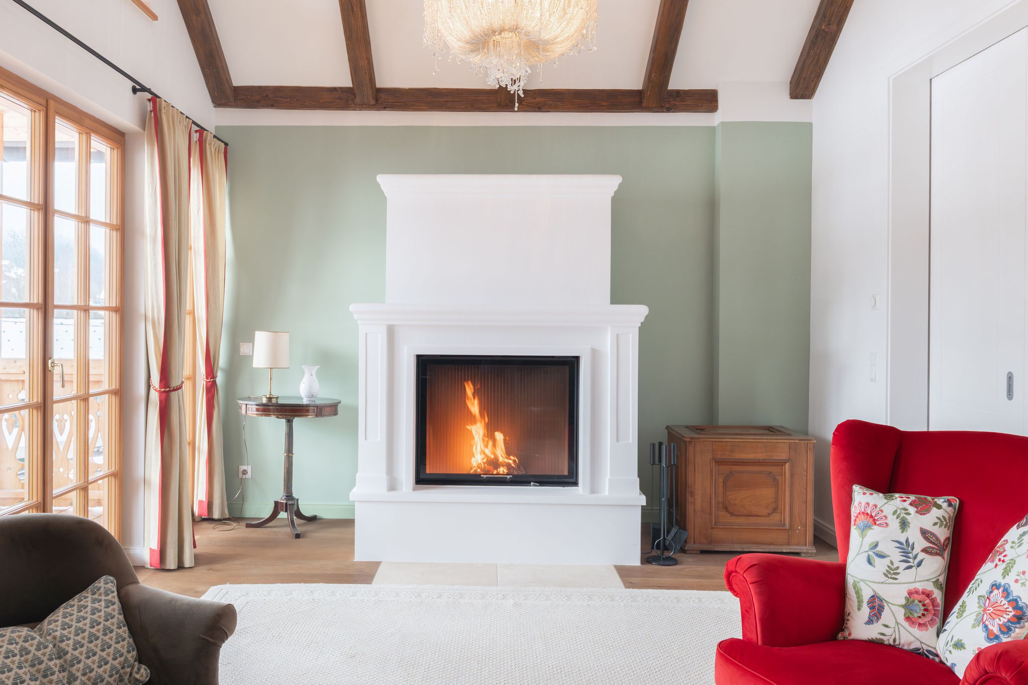 Eleganter offener Kamin mit heller Marmor-Umrandung