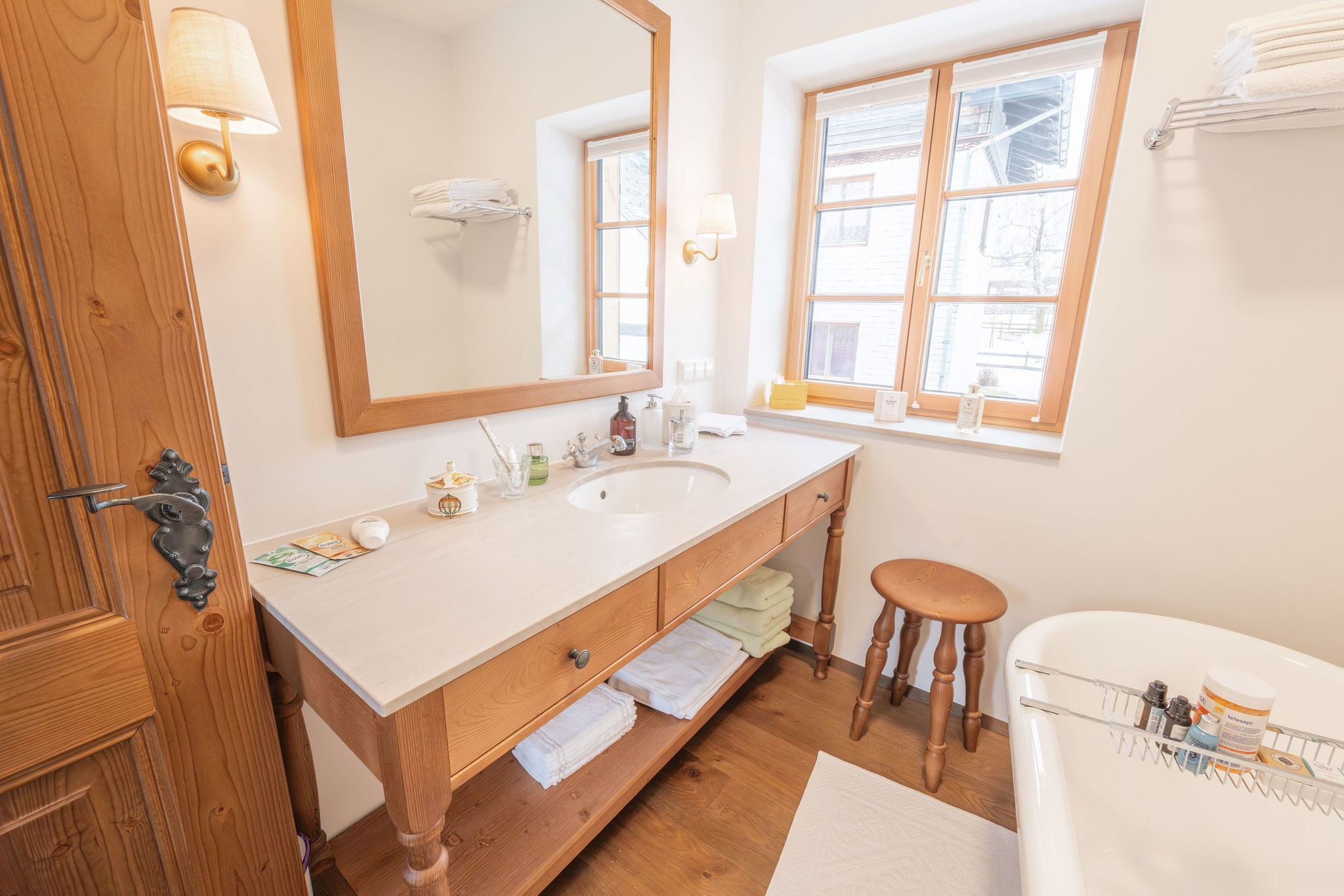 Marmor-Waschtisch mit Zirbenholz-Unterbau und Messing-Armaturen