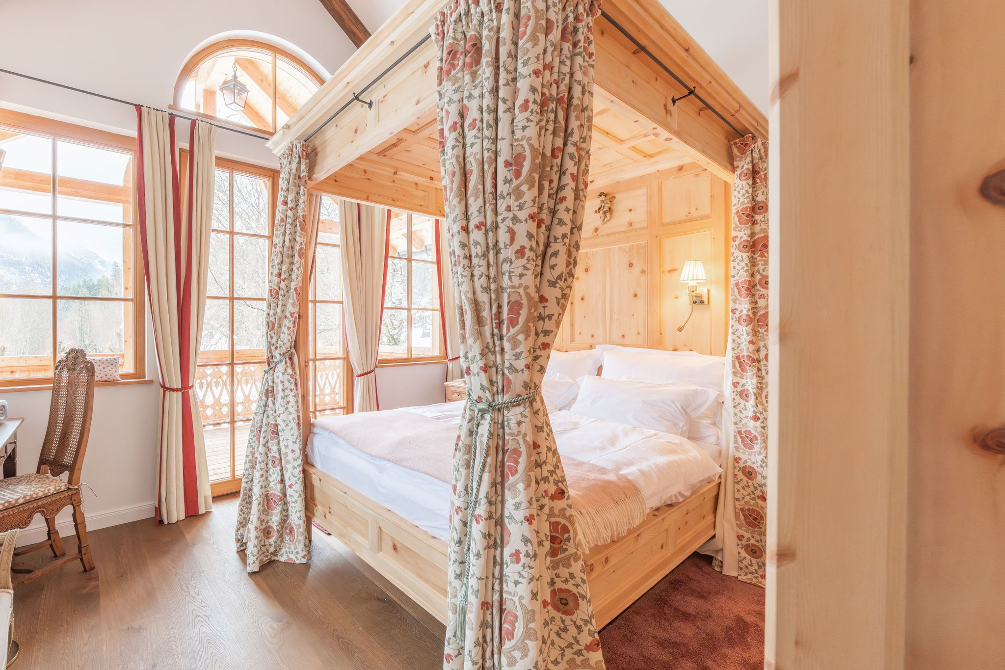 Zirbenholz-Himmelbett mit floralen Vorhängen, Obergeschoss