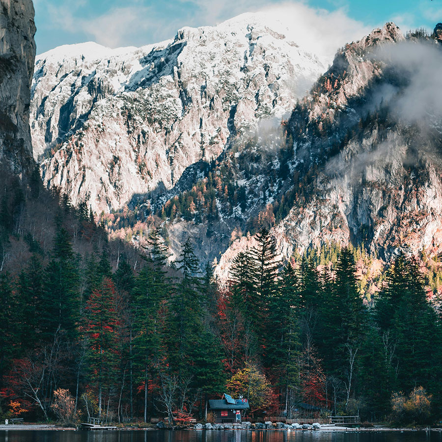 Alpine Bergkette mit Tal und Wolken