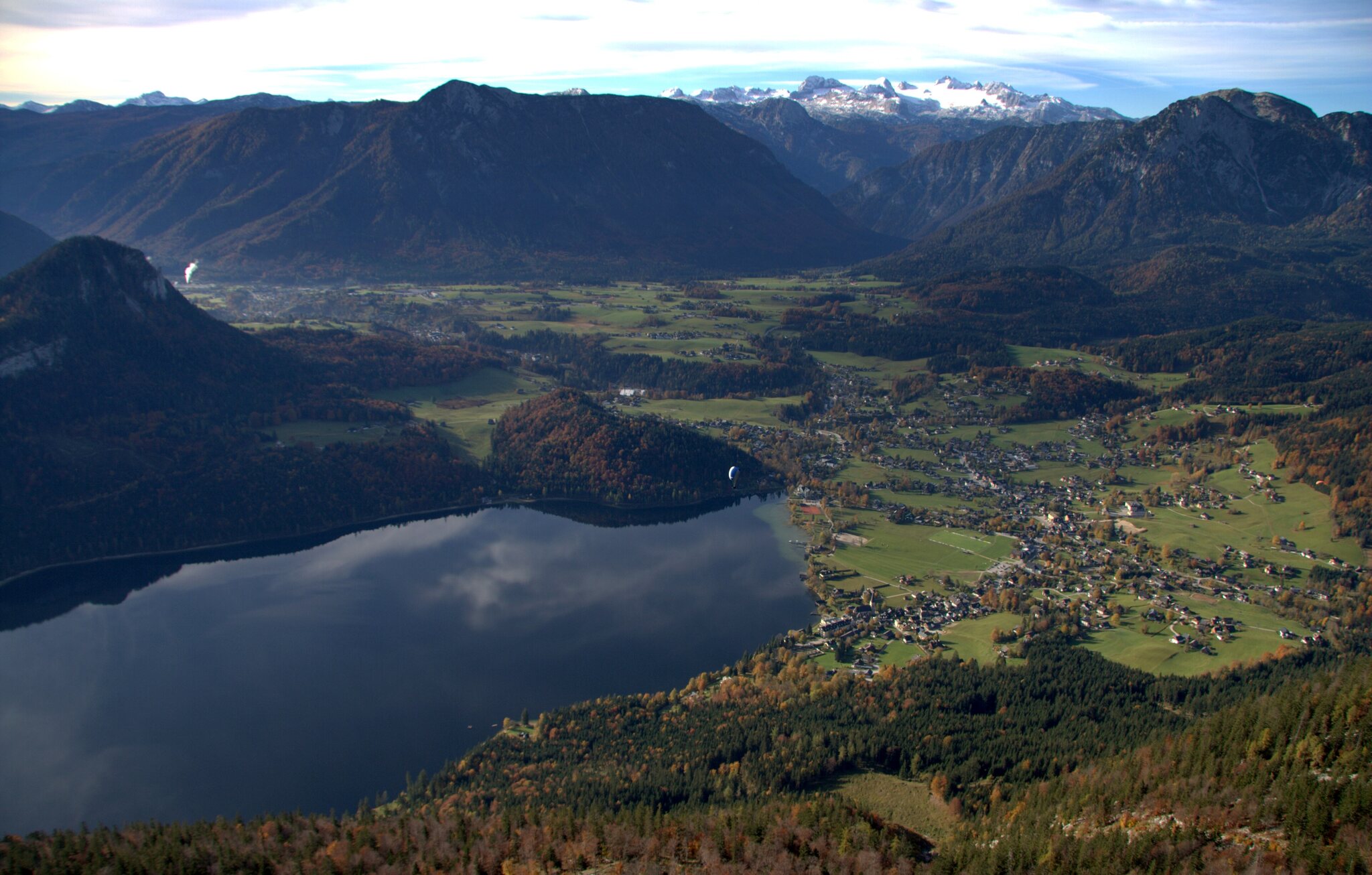 Herbst in Altaussee – Blick vom Loser über den Altausseer See und das herbstliche Ausseerland