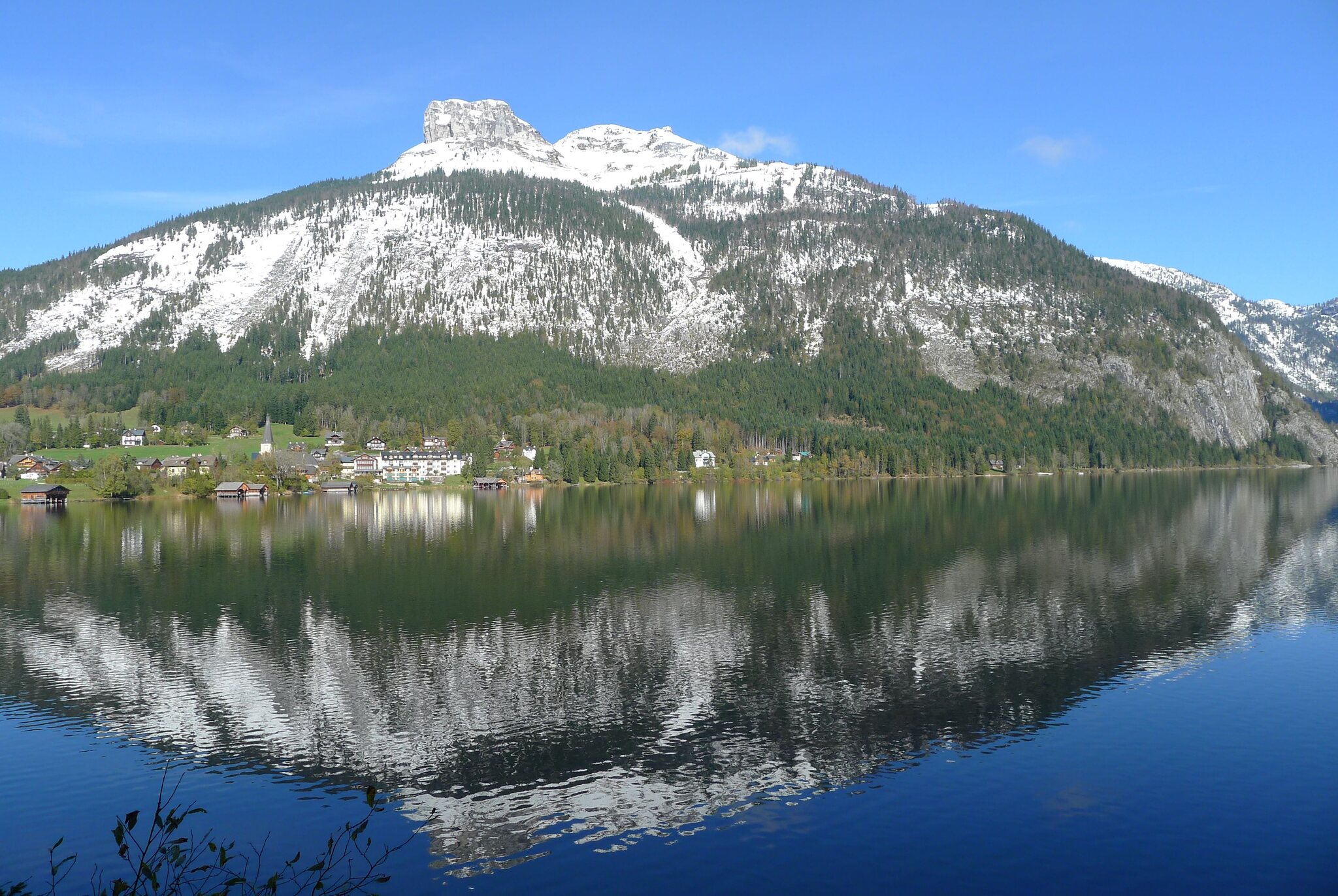 Altausseer See im Oktober mit erstem Schnee auf dem Loser und spiegelglattem Wasser