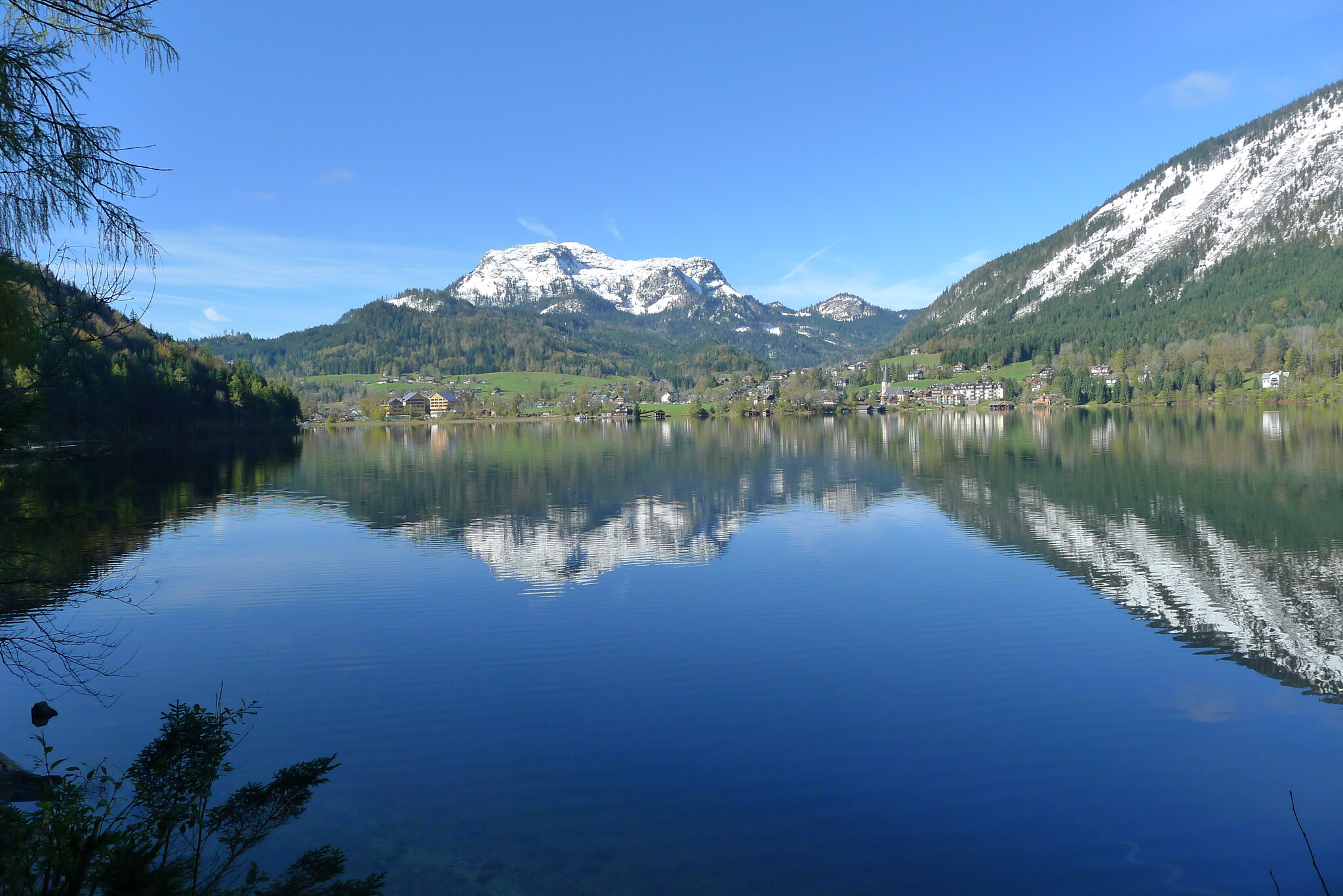 Altausseer See mit Sandling und Kirchturm von Altaussee im Herbst