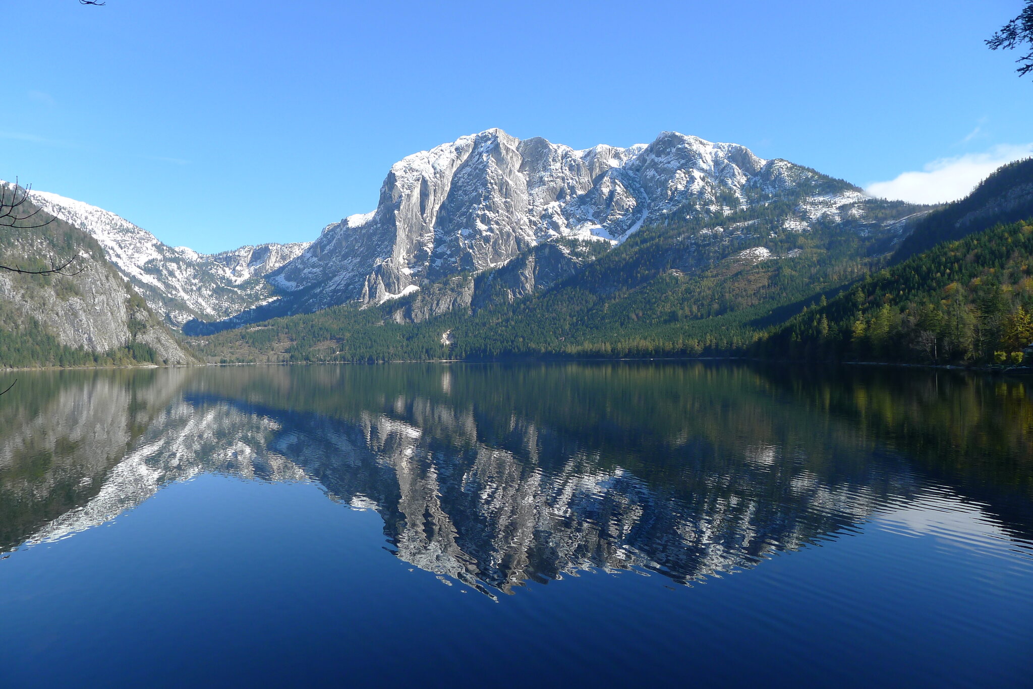 Trisselwand über dem spiegelglatten Altausseer See im Oktober