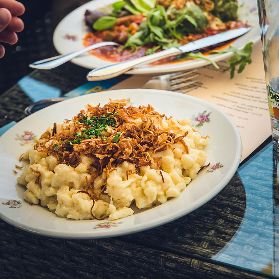 Rustikal angerichtetes Essen mit regionalen Zutaten