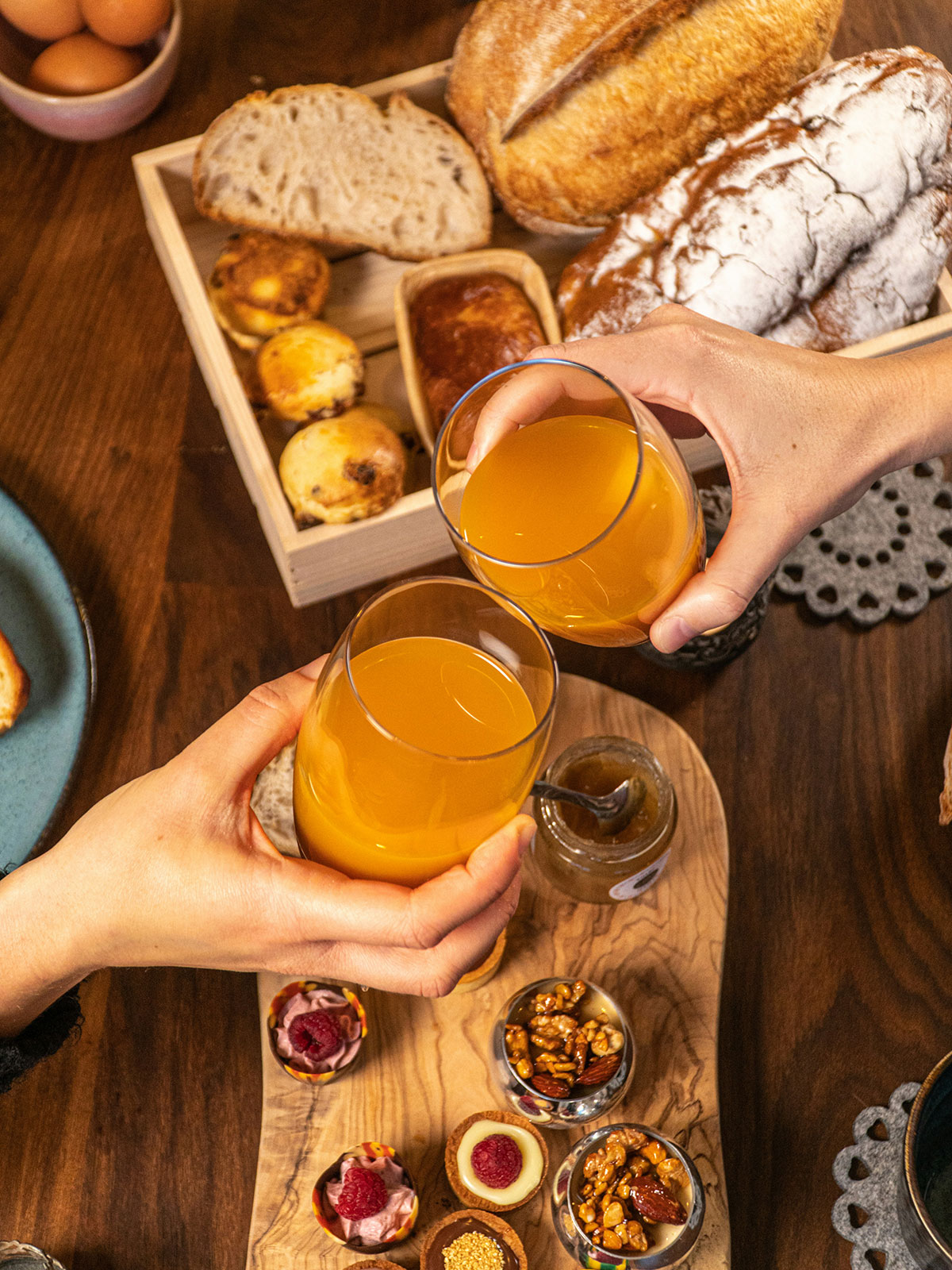 Liebevoll gedeckter Frühstückstisch mit frischem Gebäck, Marmeladen und Kaffee im Gästehaus Eltz