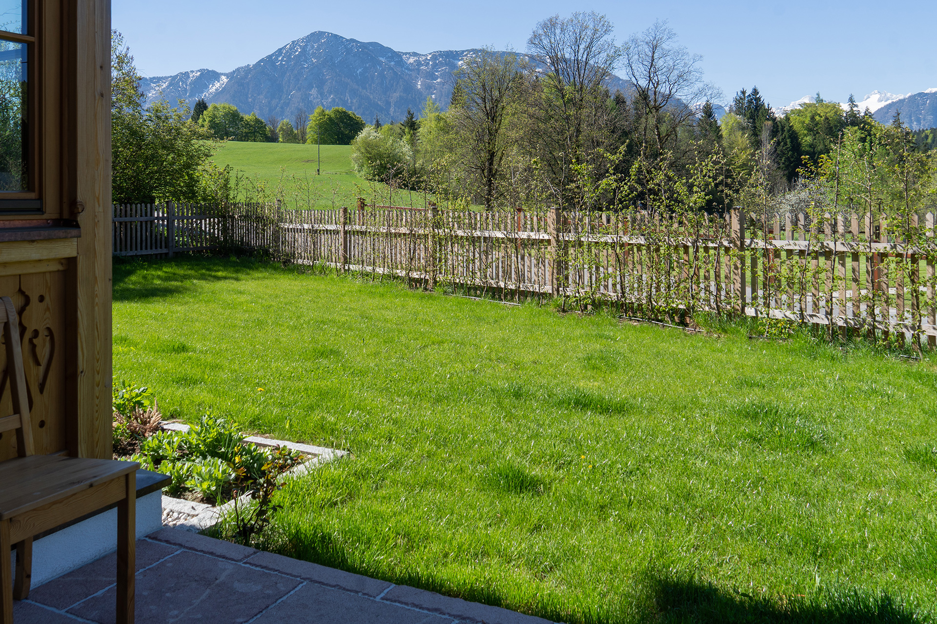 Eingezäunter Garten des Gästehaus Eltz mit Bergblick im Salzkammergut
