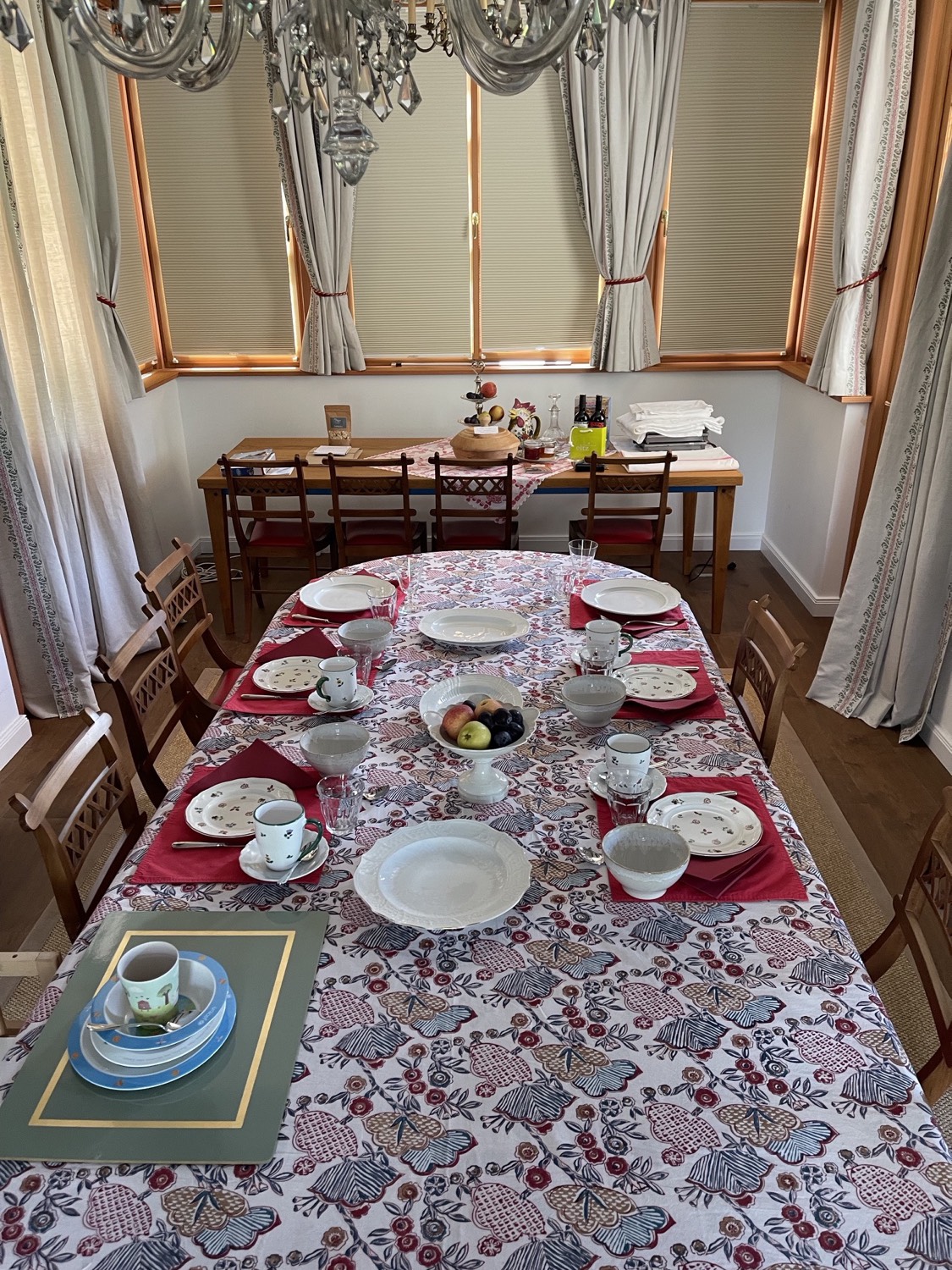 Gedeckter Frühstückstisch im Gästehaus Eltz mit Blumentischtuch, Porzellan und Obstetagere