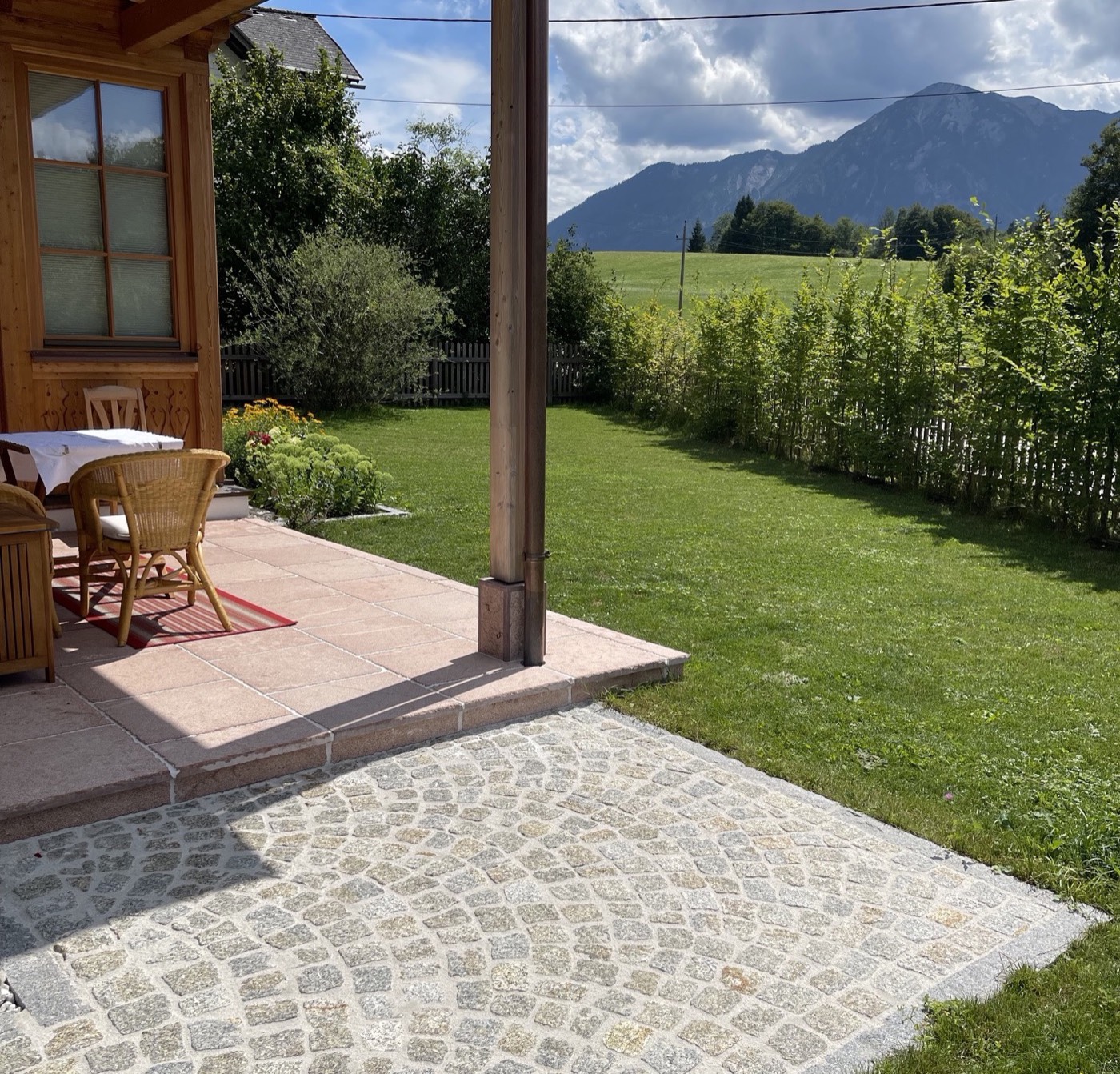 Blick von der Terrasse des Gästehaus Eltz über den Garten auf die Berge des Ausseerlands