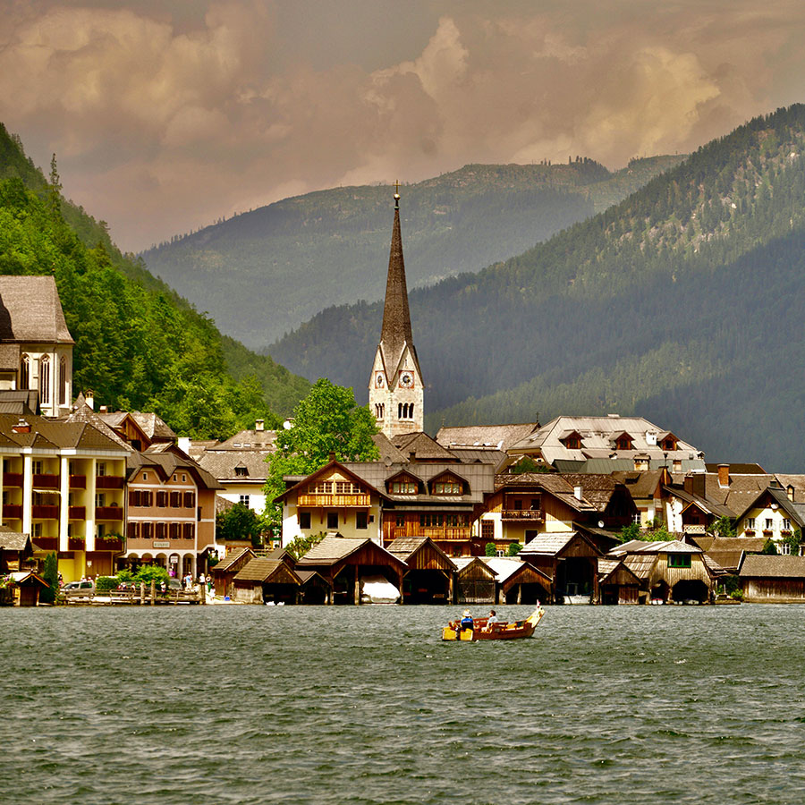 Hallstatt am See mit traditionellen Häusern