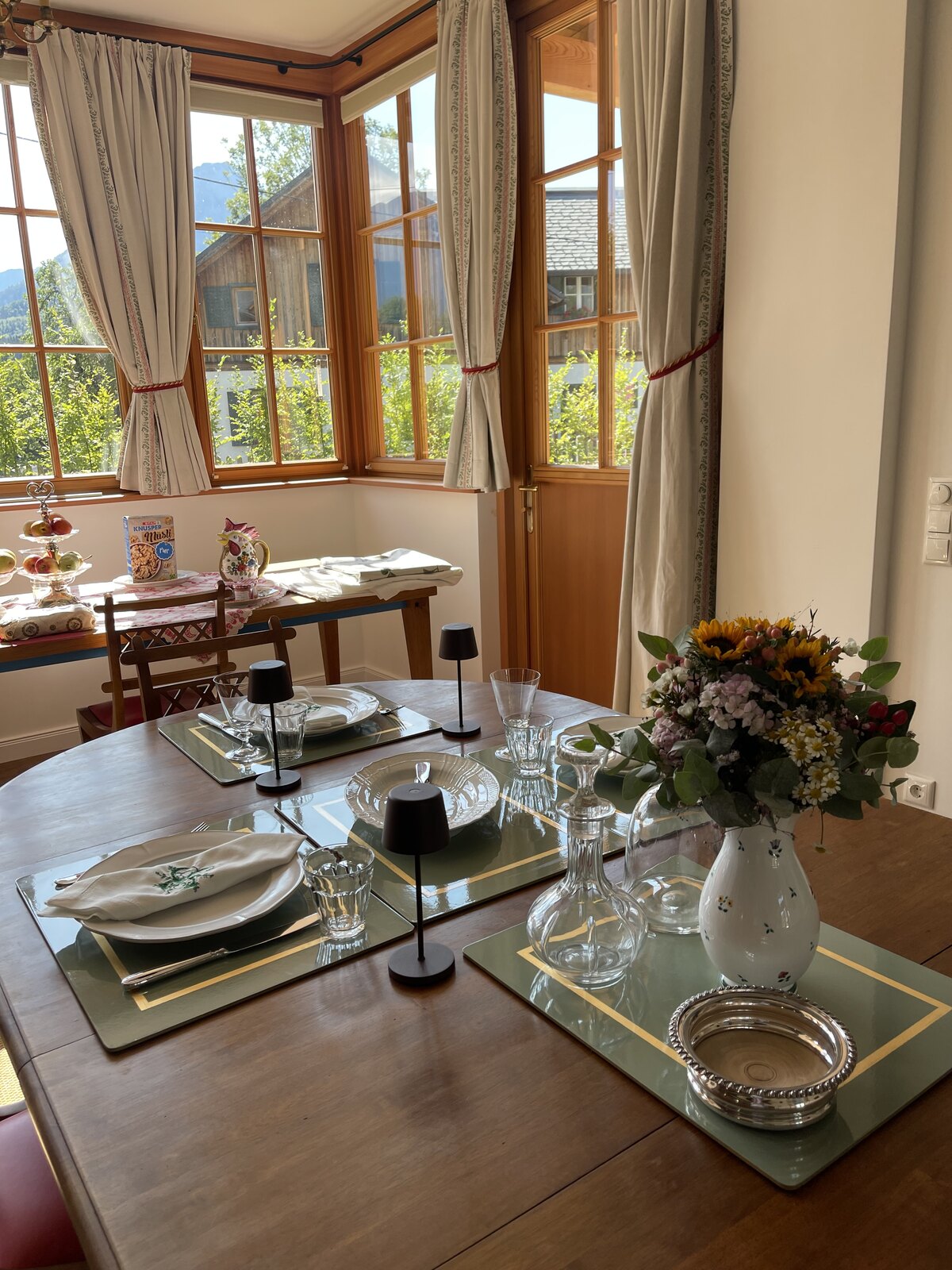 Gedeckte Familientafel mit Kinderhochstuhl im Speisezimmer des Gästehaus Eltz