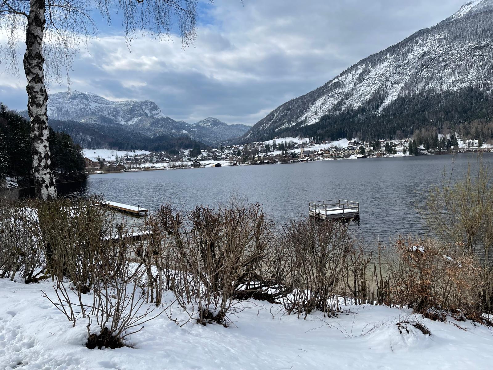 Winter am Altausseer See – verschneites Ufer mit Blick auf Ort und Loser