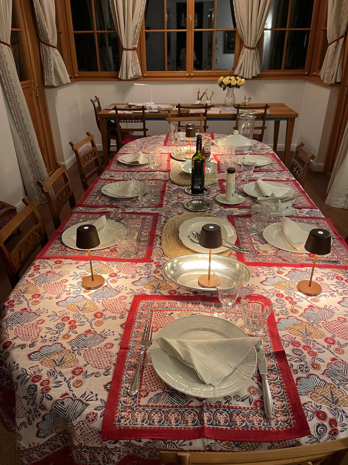 Festlich gedeckte lange Tafel mit Kerzen im Speisezimmer des Gästehaus Eltz an einem Winterabend